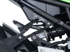 KIT STAFFA SUPPORTO SCARICO + PIASTRA FORI PEDANE POST. R&G KAWASAKI Z 900 2017-2025