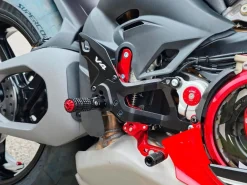 PEDANE REGOLABILI CNC RACING DUCATI PANIGALE V4 / S 2025