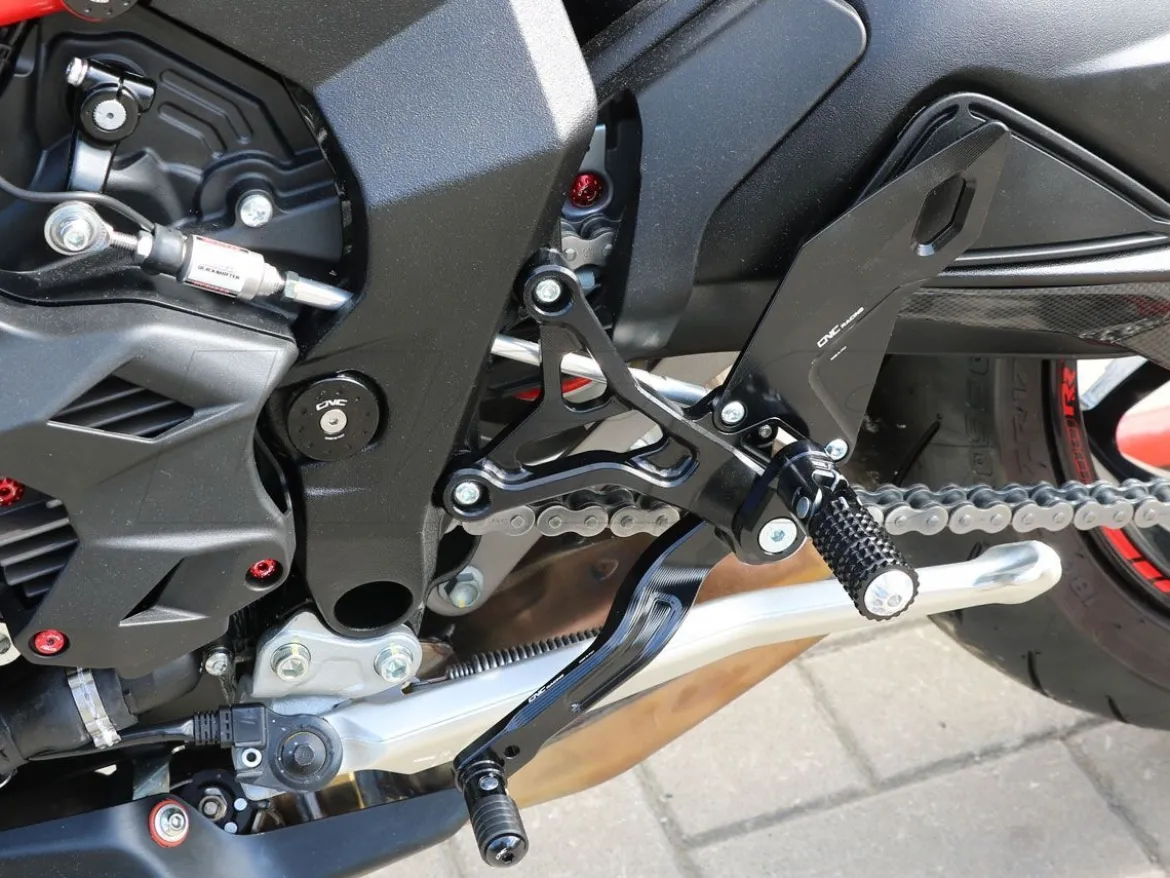 PEDANE REGOLABILI CNC RACING MV AGUSTA BRUTALE 800 / RR / RC 2016-2019