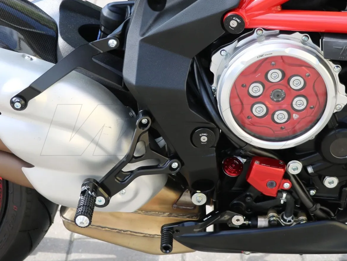 PEDANE REGOLABILI CNC RACING MV AGUSTA BRUTALE 800 / RR / RC 2016-2019