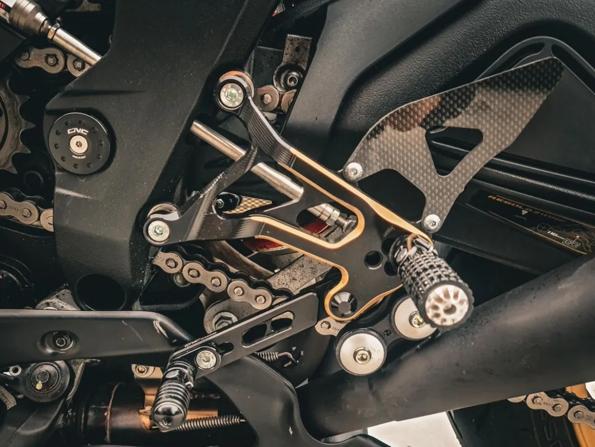PEDANE REGOLABILI NERO/ORO CNC RACING MV AGUSTA F3 675 / RC 2017-2020