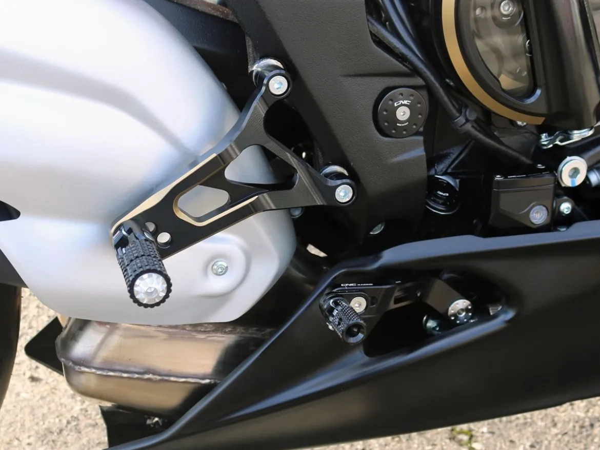 PEDANE REGOLABILI NERO/ORO CNC RACING MV AGUSTA F3 675 / RC 2017-2020