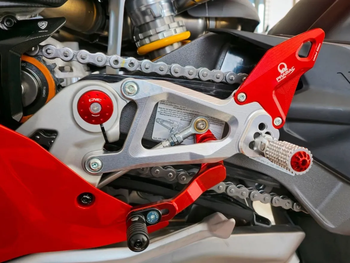 PEDANE REGOLABILI PRAMAC LIMITED EDITION CNC RACING DUCATI PANIGALE V4 / S 2025