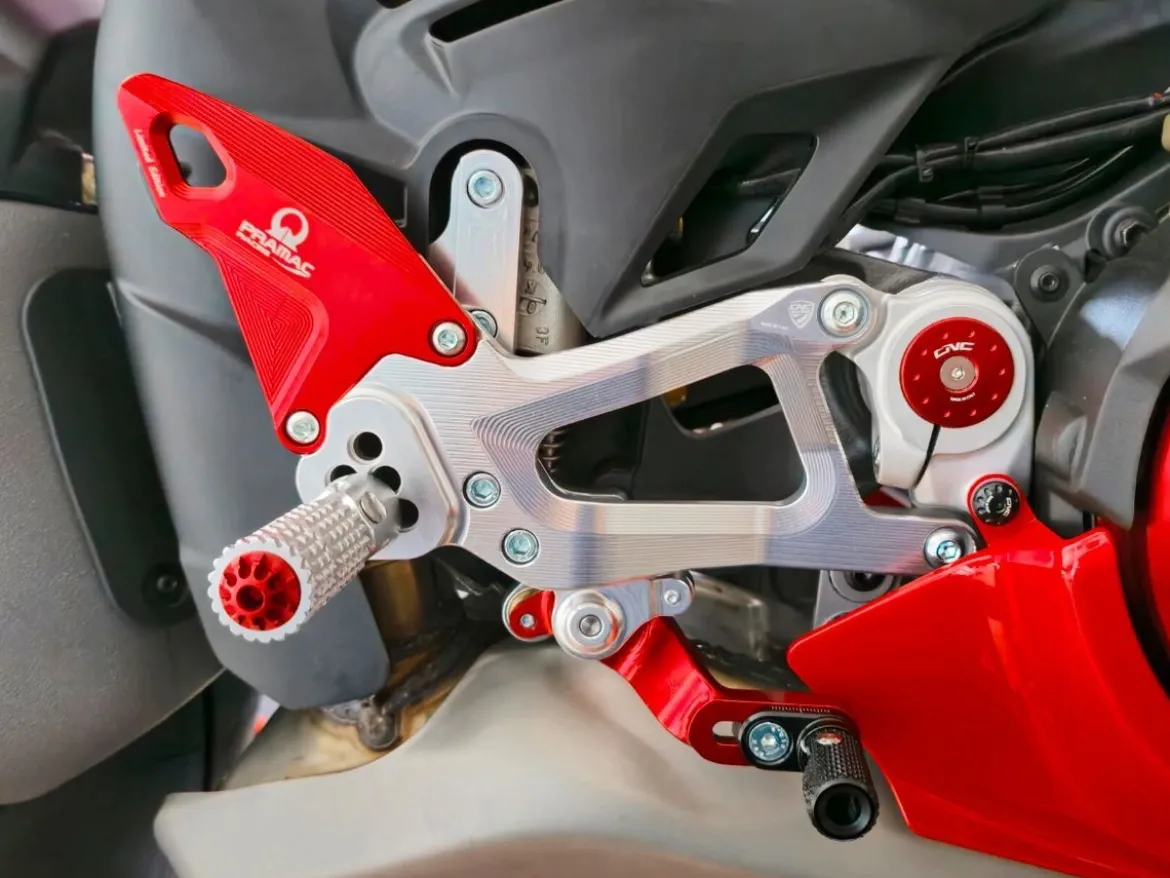 PEDANE REGOLABILI PRAMAC LIMITED EDITION CNC RACING DUCATI PANIGALE V4 / S 2025