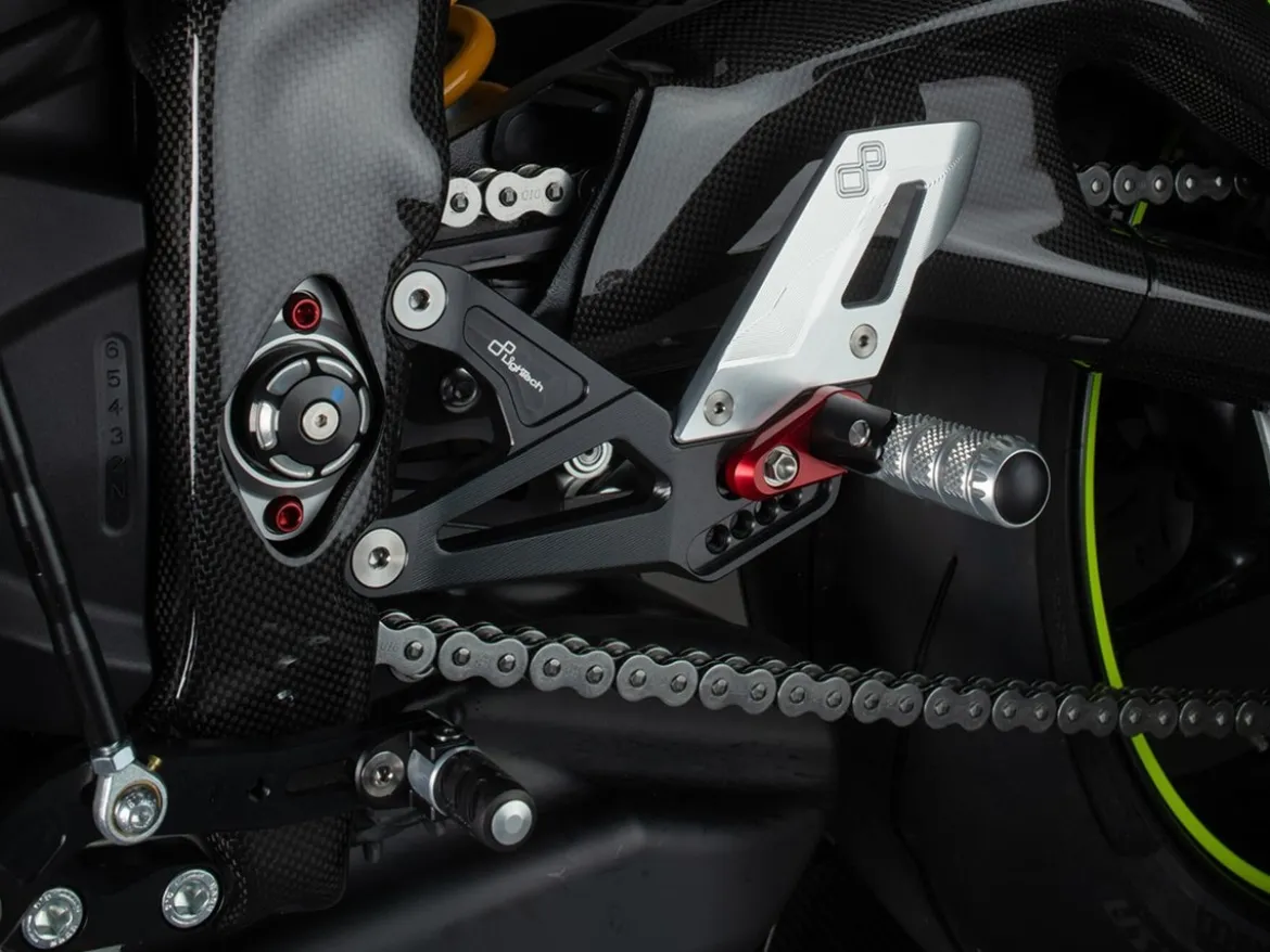 PEDANE REGOLABILI R VERSION LIGHTECH TRIUMPH STREET TRIPLE 765 R / S / RS / RX 2017-2026