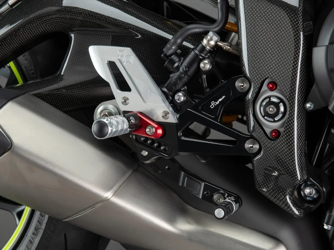 PEDANE REGOLABILI R VERSION LIGHTECH TRIUMPH STREET TRIPLE 765 R / S / RS / RX 2017-2026