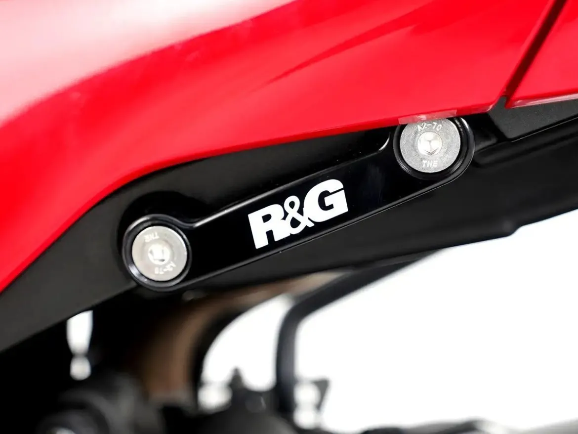 PLACCHE COPRI FORI POGGIAPIEDI POSTERIORI R&G HONDA CBR 600 RR 2007-2025