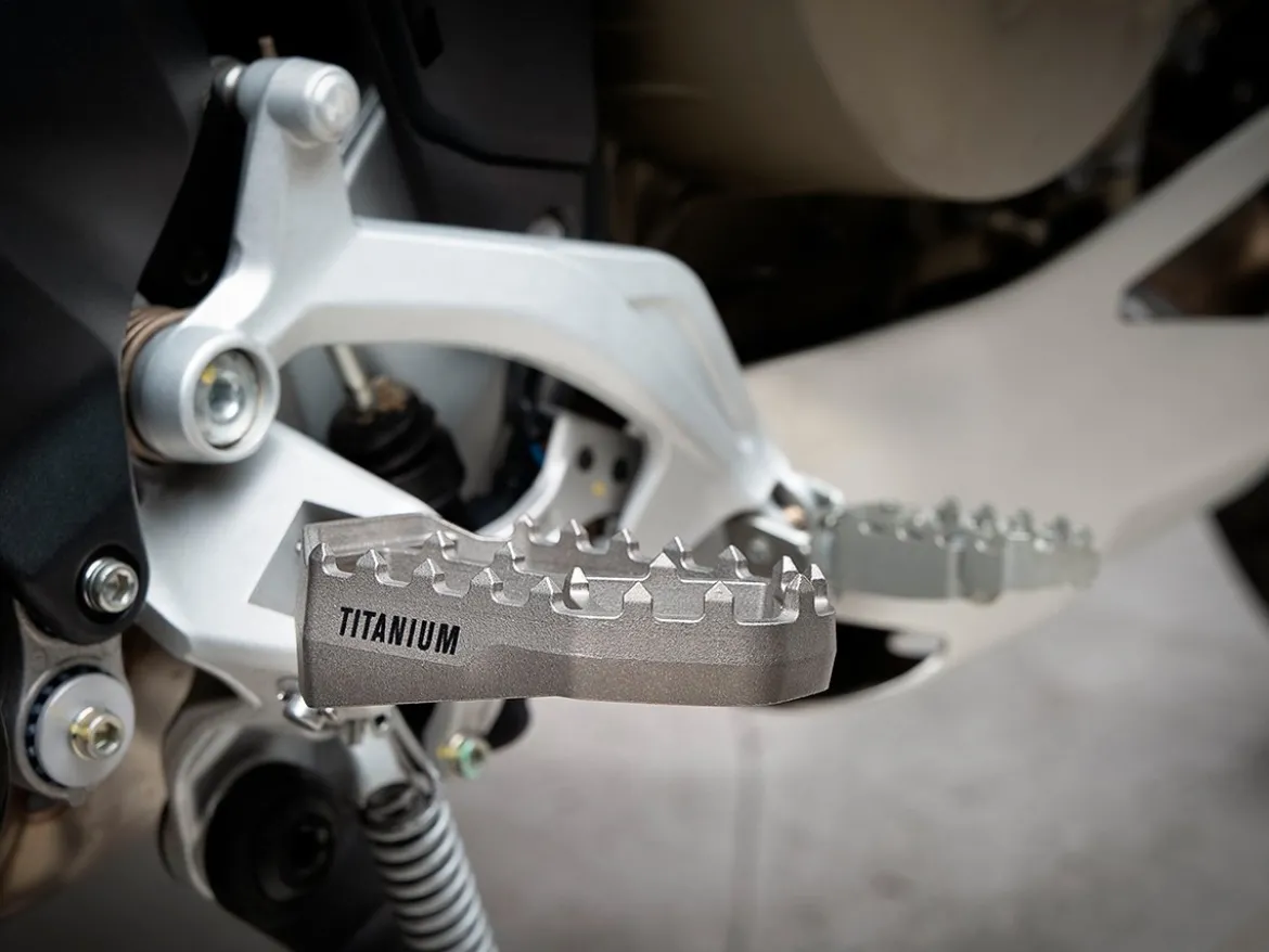 SET PEDANE TITANIO AKRAPOVIC DUCATI MULTISTRADA V4 / S / RS / RALLY 2021-2025