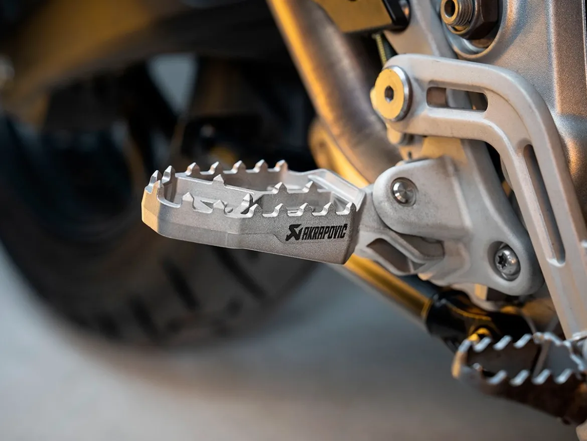 SET PEDANE TITANIO AKRAPOVIC TRIUMPH TIGER 1200 GT / RALLY 2018-2024