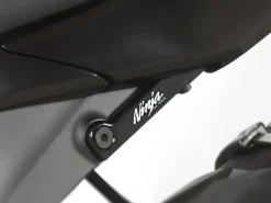 STAFFA SUPPORTO SCARICO + PIASTRA FORI R&G KAWASAKI ZX-6R 2009-2024
