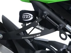 STAFFA SUPPORTO SCARICO + PIASTRA FORI PEDANE POSTERIORI R&G KAWASAKI NINJA 500 2024