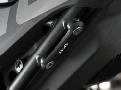 STAFFA SUPPORTO SCARICO + PIASTRA FORI PEDANE POSTERIORI R&G CFMOTO 450 SR / SS 2023-2024